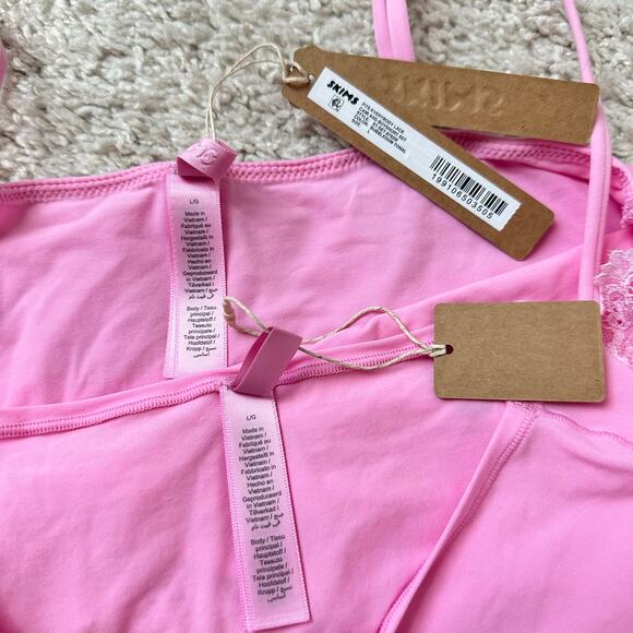NWT SKIMS FITS EVERYBODY LACE TRIANGLE CAMI AND BOY SHORT SET IN BUBBLEGUM TONAL - Picture 5 of 5